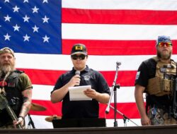 Para penggemar senjata dan ekstremis sayap kanan membela pembunuhan Alex Pretty dengan penuh semangat