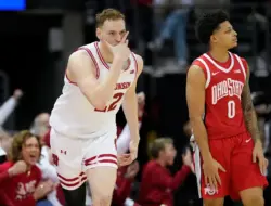 Game empat besar: Ohio State University kalah dengan skor 92-82 dari University of Wisconsin, dan empat data yang penting berperan dalam hal ini.