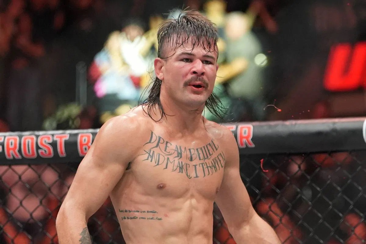 Di mana dia menuliskan bahwa dia telah mengalami cedera kaki di bagian kaki setelah bermain melawan Alexander Volkanovsky, dia juga telah mengungkapkan informasi medis terbaru tentang luka-luka di bagian kakinya.