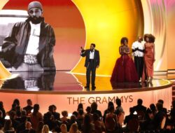 Kendrick Lamar telah melampaui Jay-Z dan menjadi penyanyi rap terlaris yang memenangkan Grammy Awards