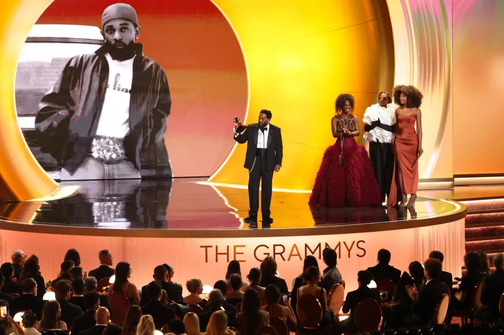 Kendrick Lamar telah melampaui Jay-Z dan menjadi penyanyi rap terlaris yang memenangkan Grammy Awards
