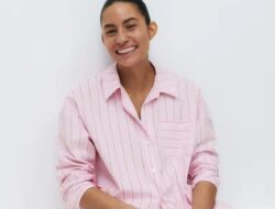 Penjual mengatakan bahwa toko Martha menjual celana tidur merah muda 16 pound yang sangat nyaman, fleksibel, dan cocok untuk Valentine’s Day.