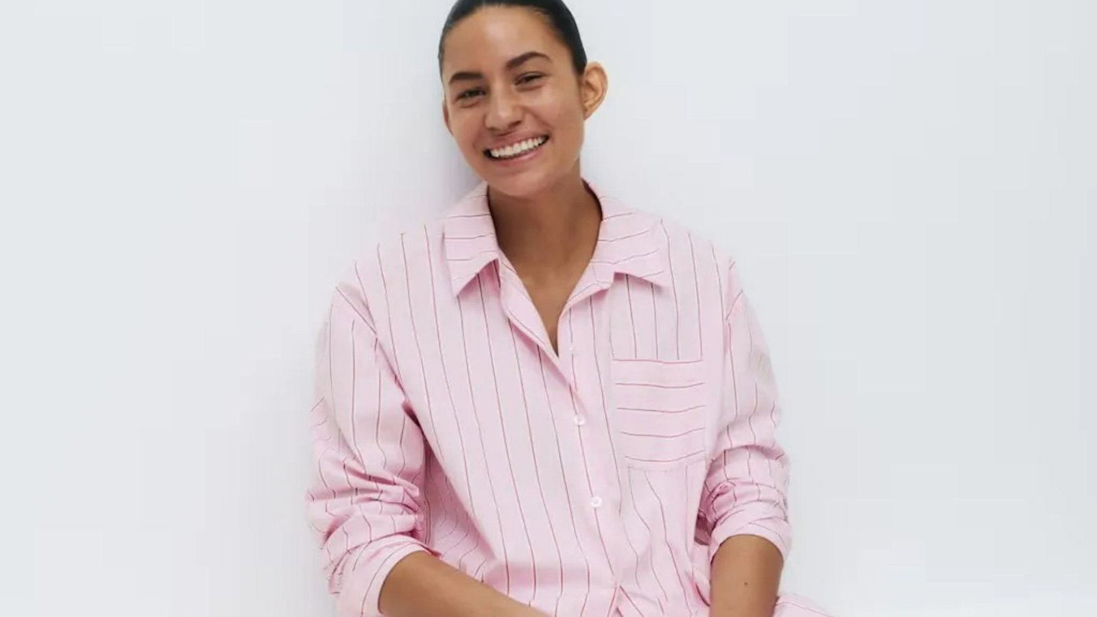 Penjual mengatakan bahwa toko Martha menjual celana tidur merah muda 16 pound yang sangat nyaman, fleksibel, dan cocok untuk Valentine's Day.