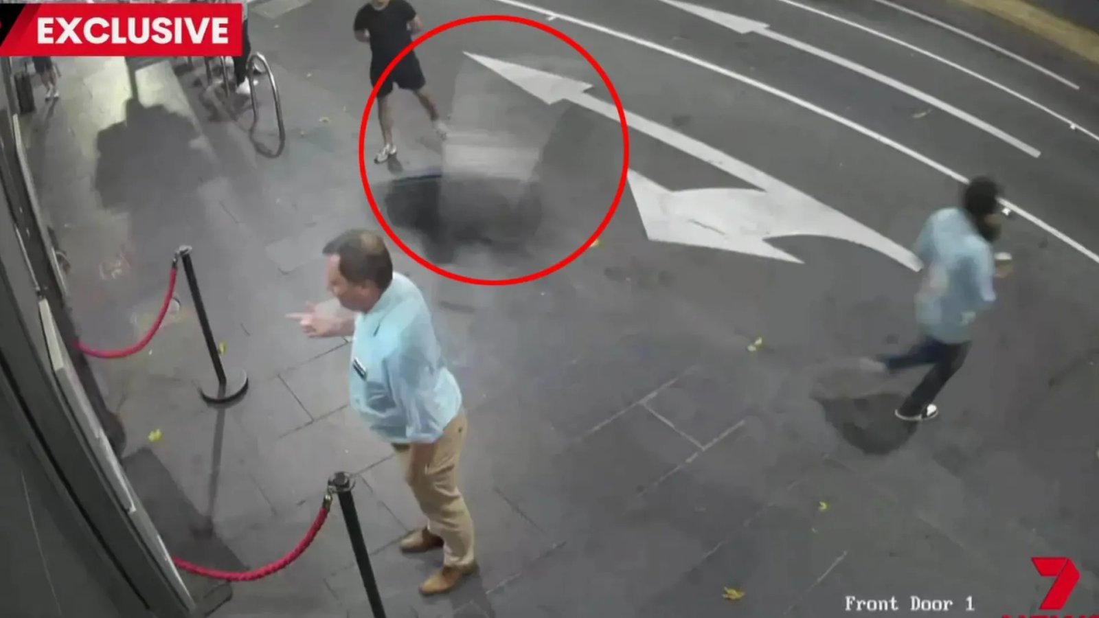 Pria yang menghina wanita di bar itu, kemudian melemparkan kursi ke luar klub dan diusir dari klub