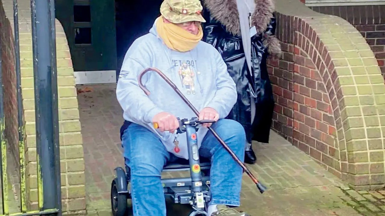 Seorang pria Inggris mencuri £ 28.000 dari ibunya yang menderita demensia dan menggunakannya untuk membeli Lego