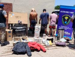 Polisi melakukan aksi besar-besaran untuk menangkap tiga tersangka dan menangkap barang-barang yang dicuri