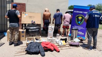 Polisi melakukan aksi besar-besaran untuk menangkap tiga tersangka dan menangkap barang-barang yang dicuri