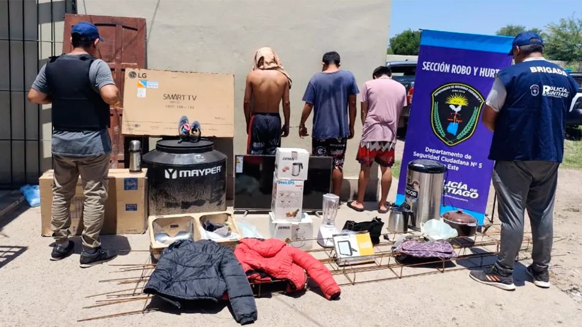Polisi melakukan aksi besar-besaran untuk menangkap tiga tersangka dan menangkap barang-barang yang dicuri
