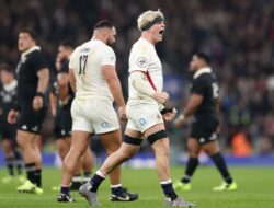 Lasy memeluk tim tenis Inggris