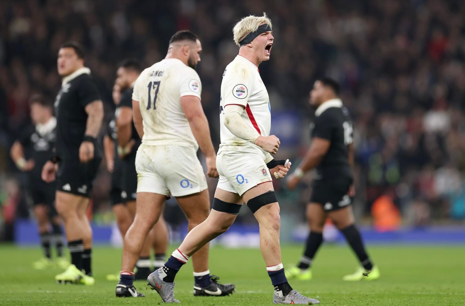 Lasy memeluk tim tenis Inggris