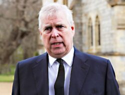 Sebelumnya, Pangeran Andrew muncul di foto di Jeff.