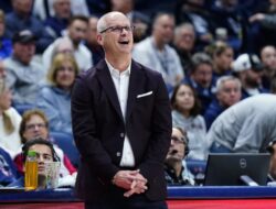 Dan Hurley melakukan penggalian yang tidak terlalu halus terhadap Charles Bediako dari Alabama saat kualifikasi NCAA bergeser.