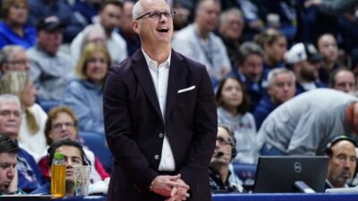 Dan Hurley melakukan penggalian yang tidak terlalu halus terhadap Charles Bediako dari Alabama saat kualifikasi NCAA bergeser.
