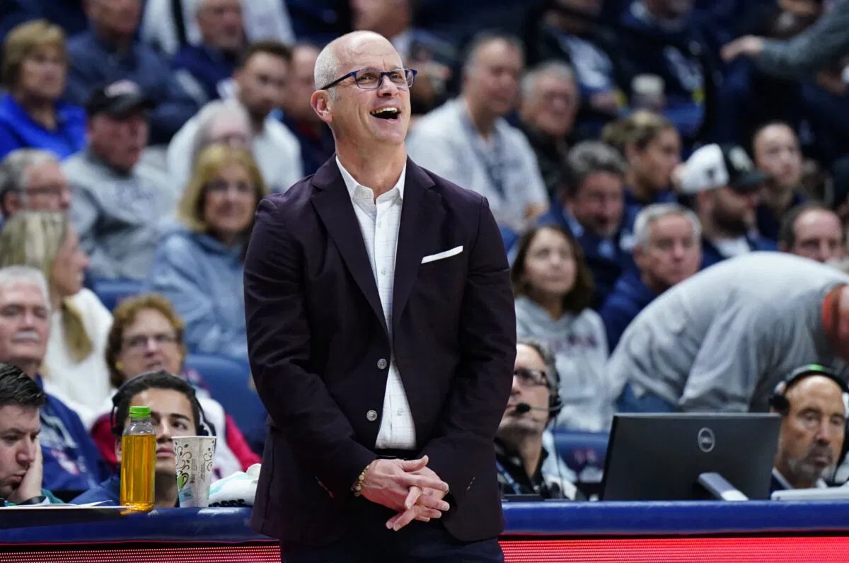 Dan Hurley melakukan penggalian yang tidak terlalu halus terhadap Charles Bediako dari Alabama saat kualifikasi NCAA bergeser.