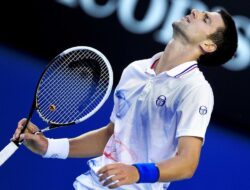 Novak Djokovic menjual bola tenis Australia untuk $540.000 pada pertandingan terbuka 2012