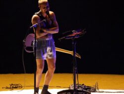 Justin Bieber mengenakan celana tinju hampir telanjang di acara Grammy 2026