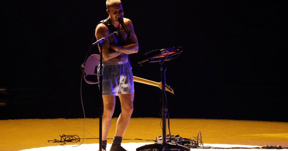 Justin Bieber mengenakan celana tinju hampir telanjang di acara Grammy 2026