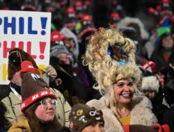 Punxsutawney Phil melihat bayangan dirinya sendiri dan memprediksi cuaca dingin selama enam minggu ke depan