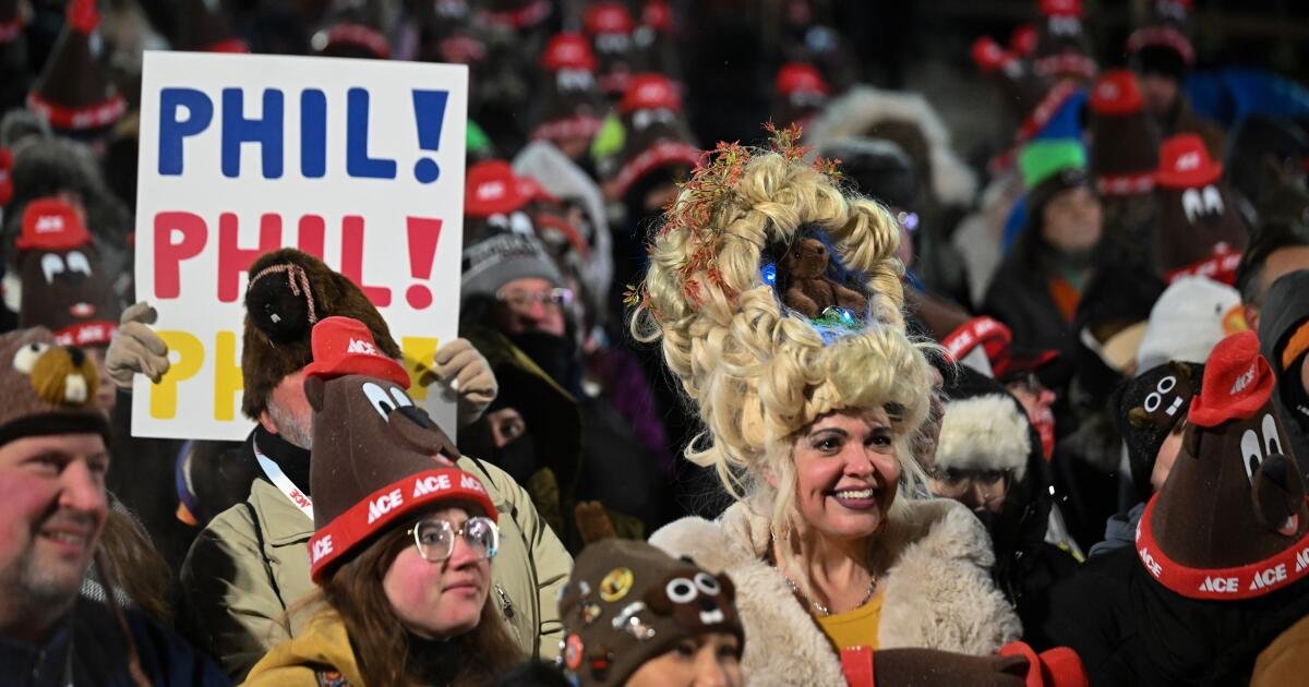 Punxsutawney Phil melihat bayangan dirinya sendiri dan memprediksi cuaca dingin selama enam minggu ke depan