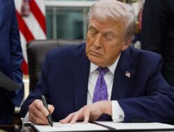 Presiden Trump menandatangani perintah mengancam akan mengenakan tarif terhadap negara-negara yang memasok minyak ke Kuba