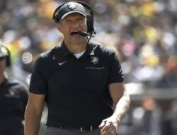 Seorang pejabat senior Angkatan Darat, Jeff Monken, menjelaskan pendapatnya tentang saudara kandungnya, Todd Landing, bekerja di Brown.