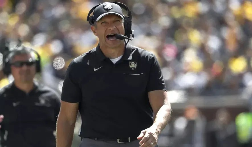 Seorang pejabat senior Angkatan Darat, Jeff Monken, menjelaskan pendapatnya tentang saudara kandungnya, Todd Landing, bekerja di Brown.