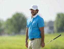 Para analis CBS yang mencoba meniru pukulan Brooks Koepka di Columbia Broadcasting telah dikritik.