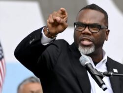 Mayor Chicago, Brandon Johnson, menandatangani perintah eksekutif untuk petugas ICE.