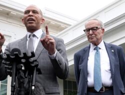 Setelah itu, parlemen menyiapkan kesepakatan untuk membayar biaya untuk mendukung Schumer dan memperpanjang penutupan pemerintah.