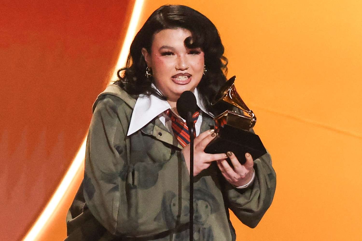 Pengamat mengenang bom besar Lola Young saat siaran televisi Grammy 2026