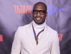 Pemain NFL pensiunan, Farmer Davis, mendiamkan tuduhan serangan setelah surat perintah penangkapan.