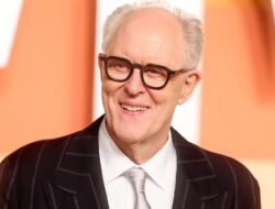 Meskipun Rolen memiliki pandangan yang berubah-ubah yang ironis, John Lithgow tetap membela peran Harry Potter.