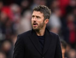 Setelah pasukan Merah menerima tawaran untuk membeli XSL, Manchester United mencoba merampok transfer Liverpool sebesar £61 juta.