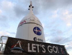 Misi NASA di bulan dengan menumpang Arthurian 2 menunjukkan perubahan dalam strategi luar angkasa AS sejak proyek Apollo dan membedakan dengan program penundaan China.