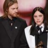 Billie Eilish memberikan suara untuk imigran dengan penghargaan Grammy Song of the Year 2026.