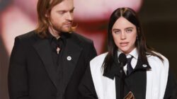 Billie Eilish memberikan suara untuk imigran dengan penghargaan Grammy Song of the Year 2026.