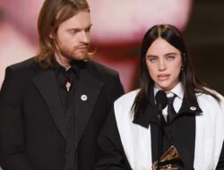 Billie Eilish memberikan suara untuk imigran dengan penghargaan Grammy Song of the Year 2026.