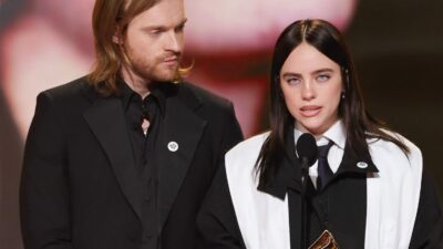 Billie Eilish memberikan suara untuk imigran dengan penghargaan Grammy Song of the Year 2026.