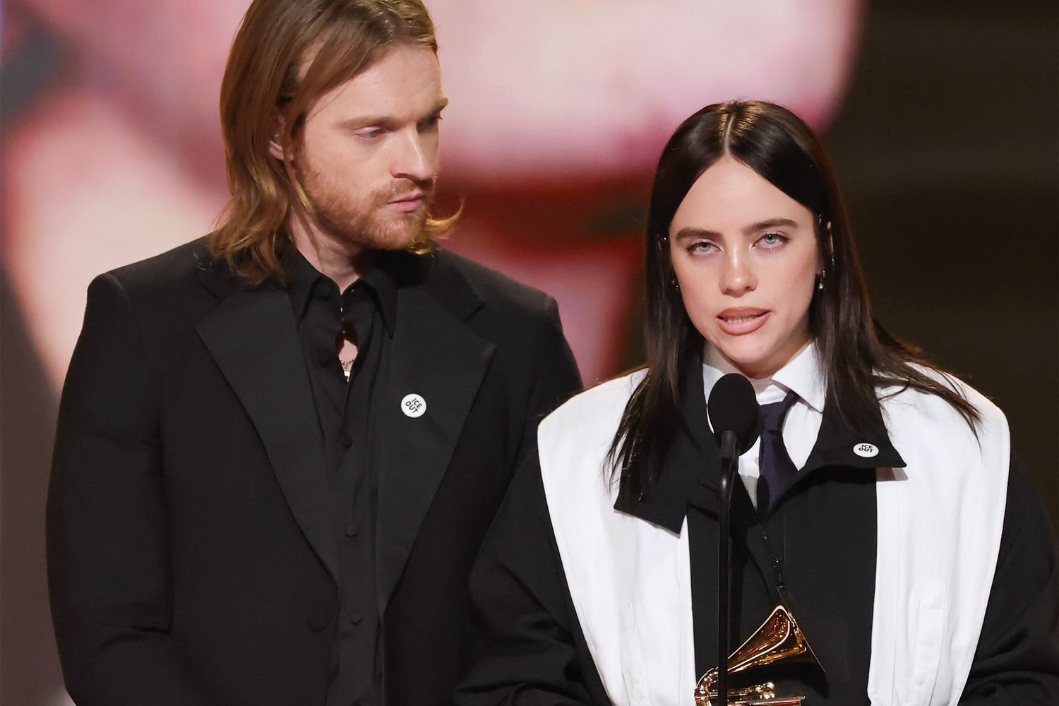 Billie Eilish memberikan suara untuk imigran dengan penghargaan Grammy Song of the Year 2026.