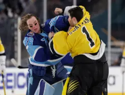 Jeremy Swaiman dan Andrei Vasilevskiy kehilangan sarung tangan mereka di pertandingan seri stadion.