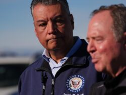 Demokrat di California membantu memimpin perjuangan melawan kebijakan imigrasi Trump