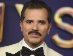 John Leguizamo mendesak para pendukung ICE untuk mengikuti saya