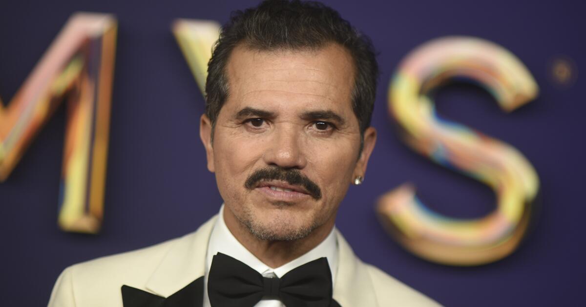 John Leguizamo mendesak para pendukung ICE untuk mengikuti saya