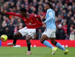 Michael Karrick mengirim pesan ke Ruben Amorín untuk mengungkapkan bahwa Kobe Maynow telah jatuh.