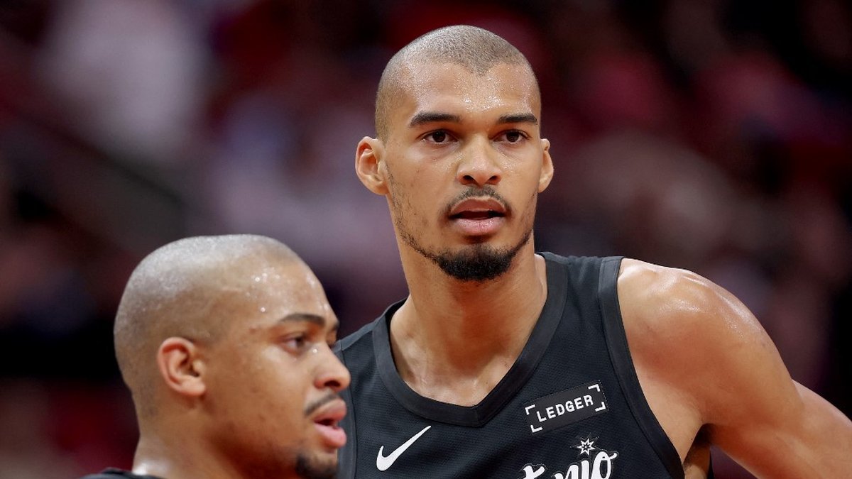 Pesawat Victor Wembanyama terpaksa mendarat secara darurat, yang menjadi panik bagi atlet tenis bintang ini.