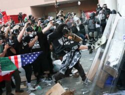 Pemerintah AS tidak akan membantu kota-kota biru dalam kerusuhan ini kecuali ditanya: