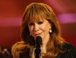 Reba McEntire, 70, tampil di acara Grammy Awards pertama kali, dan para penggemar terkejut bertanya, “Bagaimana mungkin?”