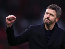 Di mana ia juga mengatakan bahwa ia tidak akan pernah bisa mempertimbangkan untuk menjadi pemain yang lebih baik di Manchester United, dan bahwa ia akan terus bermain di Manchester City.