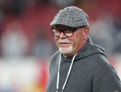 Setelah berita bahwa ia telah menjalani operasi jantung, banyak orang berdo’a untuk mantan pemain HC Bruce Arians dari Buffalo.