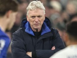 Setelah bintang Chelsea yang terkait dengan Manchester United menyingkirkan kemungkinan bek Serie A Moyes, Everton siap untuk menjalani perawatan medis di Manchester United.